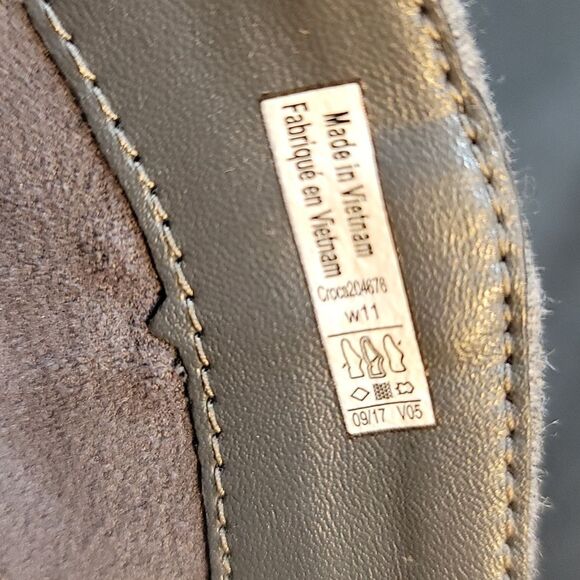 CROCS LEIGH SUEDE MIX WOMEN'S BOOTIE - Picture 13 of 14